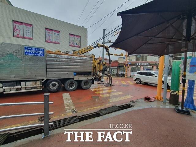 고흥군이 여름철 집중호우로 인한 침수 피해를 막기 위해 도로변 배수로 정비를 실시하고 있다./고흥군