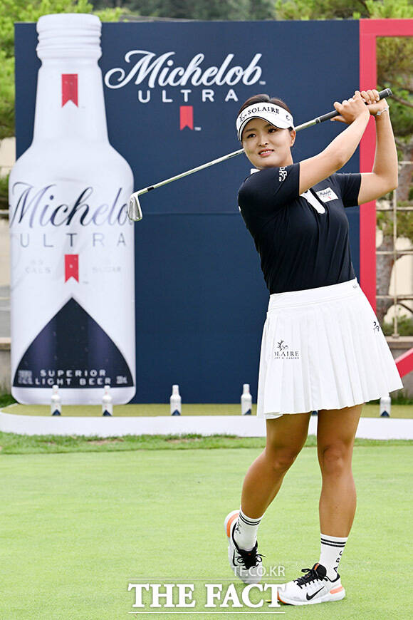 울트라 홀 챌린지에서 포즈 취하는 고진영.