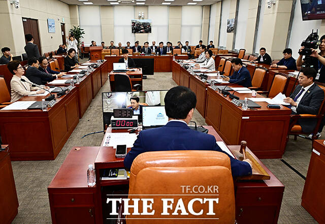 추경안 상정하는 성일종 국방위원장.