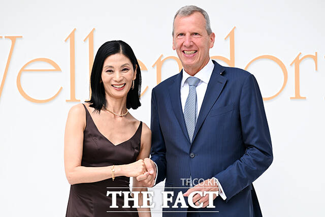 발레리나 강수진(왼쪽)과 벨렌도르프 CEO 크리스토프 벨렌도르프가 26일 오전 서울 강남구 갤러리아 백화점 명품관 EAST 야외공간에서 열린 독일 하이 주얼리 브랜드 벨렌도르프 갤러리아 부티크 오프닝 기념 행사에 참석해 포즈를 취하고 있다. /서예원 기자
