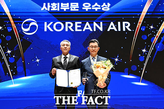 2025 ESG 경영대상 시상식이 26일 오후 서울 영등포구 여의도 한국거래소(KRX) 컨퍼런스홀에서 열린 가운데, 대한항공이 사회부문 우수상을 수상했다. 이영근 대외협력국장(왼쪽)이 대한항공 심종헌 상무에게 상패를 수여한 뒤 기념 촬영을 하고 있다. /서예원 기자