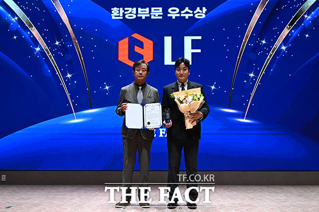 2025 ESG 경영대상 시상식이 26일 오후 서울 영등포구 여의도 한국거래소(KRX) 컨퍼런스홀에서 열린 가운데, LF가 환경부문 우수상을 수상했다. 정재웅 더팩트 편집국장(왼쪽)이 전수영 팀장에게 상패를 수여한 뒤 기념 촬영을 하고 있다. /장윤석 기자