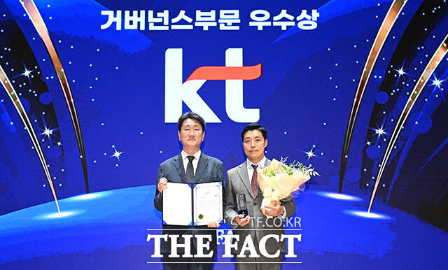 특종에 강한 신개념 대중 종합지 <더팩트>가 주최하는 2025 ESG 경영대상 시상식이 26일 오후 서울 영등포구 여의도 한국거래소(KRX) 컨퍼런스홀에서 열려 성강현 더팩트 부국장(왼쪽)이 김영완 KT 상무에게 시상 후 기념촬영을 하고 있다. /박헌우 기자