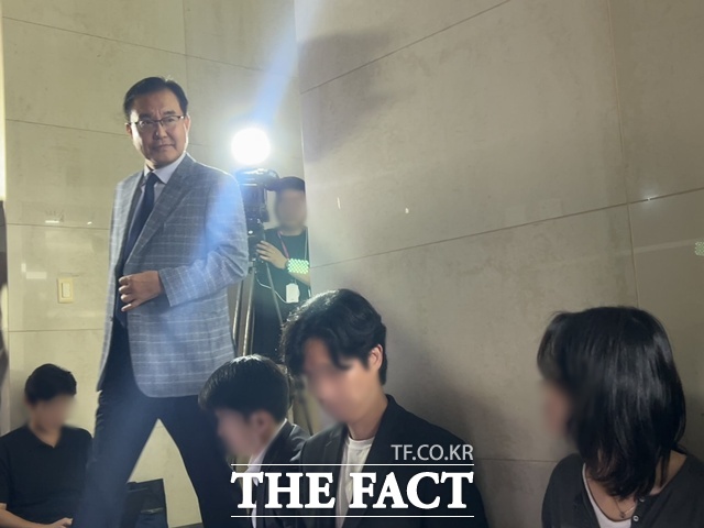 채상병 외압 의혹을 수사하는 이명현 특별검사가 26일 오전 서초한샘빌딩에서 취재진 앞에 모습을 드러냈다. /김해인 기자