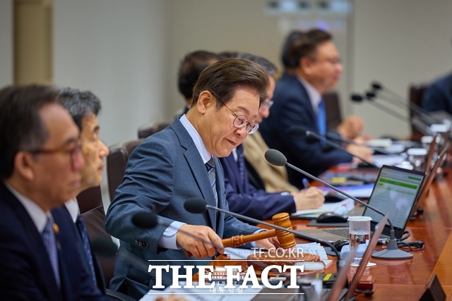 이재명 대통령이 24일 용산 대통령실에서 주재한 제27회 국무회의에서 의사봉을 두드리고 있다. /대통령실