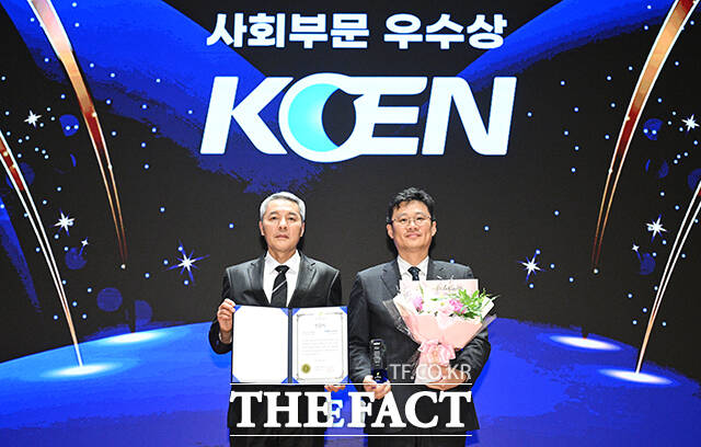 특종에 강한 신개념 대중 종합지 <더팩트>가 주최하는 2025 ESG 경영대상 시상식이 26일 오후 서울 영등포구 여의도 한국거래소(KRX) 컨퍼런스홀에서 열려 이영근 더팩트 대외협력국장(왼쪽)이 조규석 한국남동발전 실장에게 시상 후 기념촬영을 하고 있다. /박헌우 기자