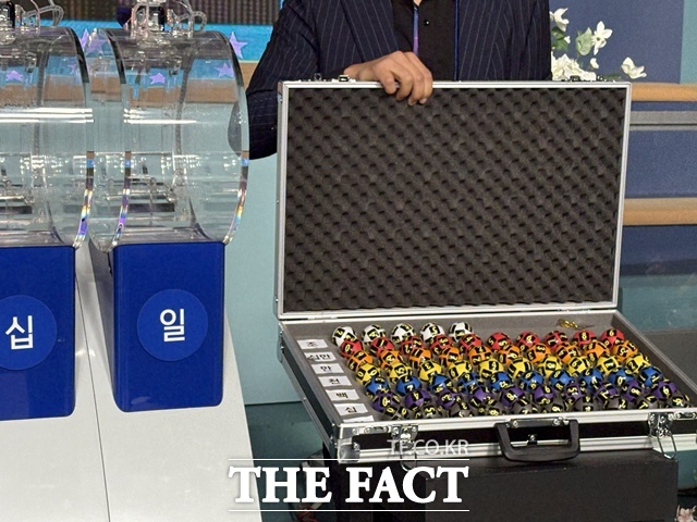 연금복권에 쓰이는 공은 총 65개다. /문화영 기자