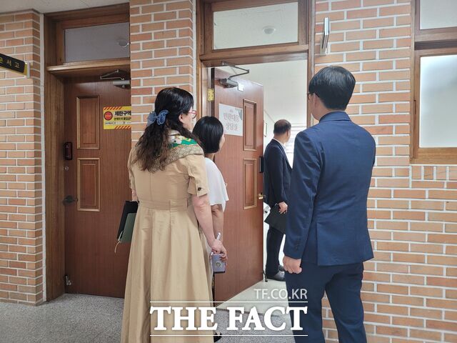 26일 홍성 내포초등학교에서 교육부-충남도교육청-교육지원청 합동점검반이 교육활동 침해 민원에 대한 현장점검을 진행하고 있다. /충남교육청