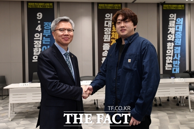 김택우 대한의사협회 회장(왼쪽)과 박단 대한전공의협의회(대전협) 비상대책위원장이지난 1월 14일 오전 서울 용산구 대한의사협회에서 열린 취임식을 마친 뒤 박단 대한전공의협의회 비상대책위원장과 악수 하고 있다. /서예원 기자