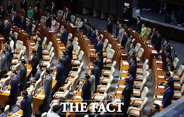 이재명 대통령 입장 순간 기립한 국민의힘 의원들.