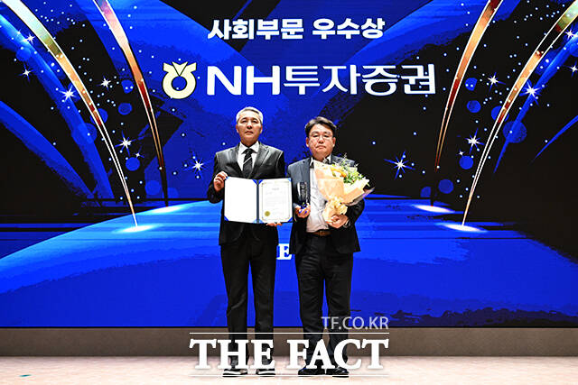 2025 ESG 경영대상 시상식이 26일 오후 서울 영등포구 여의도 한국거래소(KRX) 컨퍼런스홀에서 열린 가운데, NH투자증권이 사회부문 우수상을 수상했다. 이영근 대외협력국장(왼쪽)이 NH투자증권 임철순 상무에게 상패를 수여한 뒤 기념 촬영을 하고 있다. /서예원 기자