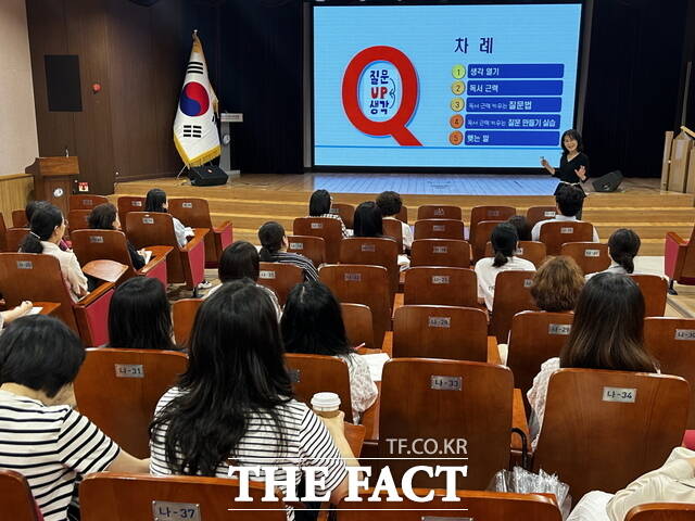 천안교육지원청은 유·초·중·고·특수학교 학부모 대상으로 ‘자녀 학습법 및 진로 교육 프로그램’을 실시한다. 사진은 지난 25일 첫 강연 모습./천안교육지원청