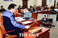  국회 국방위, '추경안 의결' [TF사진관]
