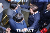  차기 민주당 당대표 후보들 격려하는 이재명 대통령 [포토]
