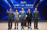  [ESG 경영대상] 파이팅 외치는 김상규 대표와 김성원·신영대 의원, 최남호 차관