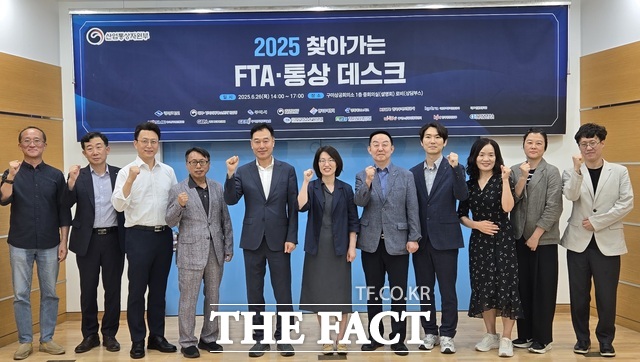 지난 26일 구미상공회의소에서 대구본부세관, 한국무역보험공사, 신용보증기금, 중소벤처기업진흥공단, 경상북도경제진흥원, 구미전자정보기술원, 경북서부지식재산센터 등 주요 기업지원기관 관계자들이 참여한 가운데 찾아가는 FTA·통상 데스크를 통해 지역기업의 맞춤형 통상 지원에 나섰다. /구미상공회의소