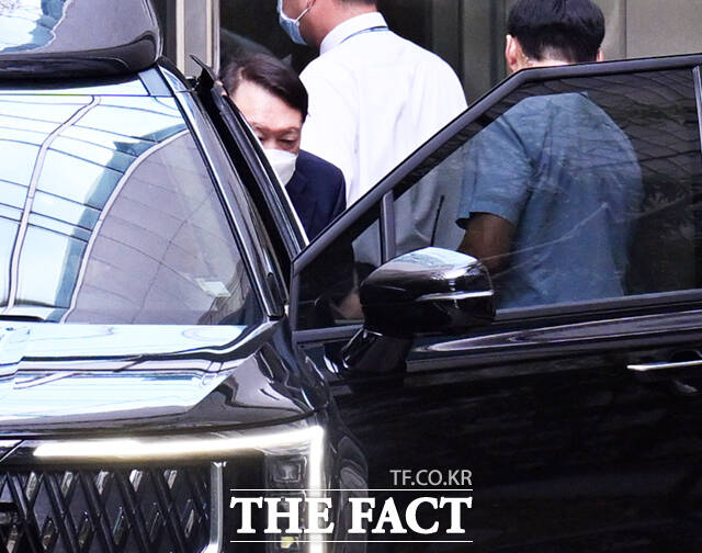 서울아산병원에서 퇴원하고 있는 김건희 씨. /이새롬 기자