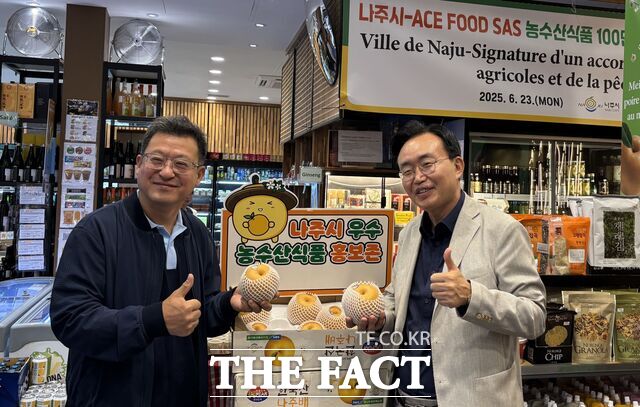 윤병태 나주시장이 지난 23일 프랑스 파리의 에이스마트 루브르점에서 현지 유통업체인 에이스푸드와 농수산식품 수출 업무협약을 체결하고 나주산 농수산식품 홍보존에서 기념사진을 찍고 있다./나주시