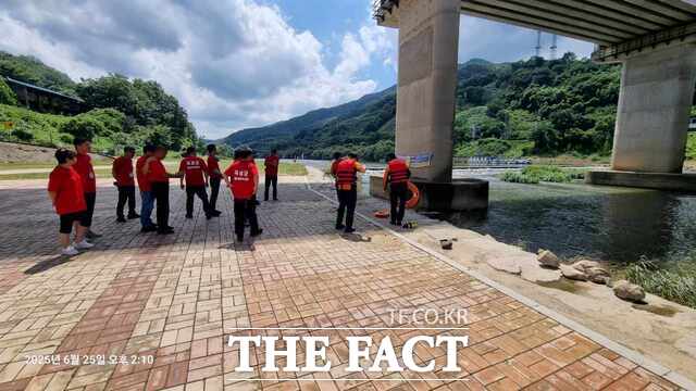 곡성군이 여름철 물놀이 안전요원 전문교육을 실시하고 있다. /곡성군