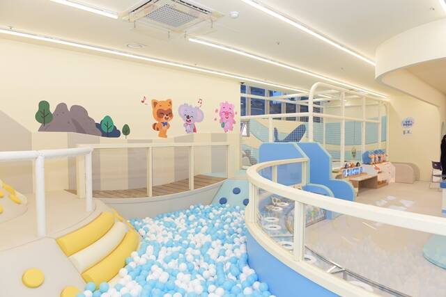 롯데그룹은 지역아동센터 환경을 개선하는 mom편한 꿈다락과 어린이들의 놀이 환경을 조성하는 mom편한 놀이터 사업을 벌이고 있다. /롯데그룹