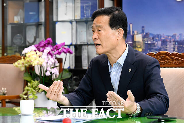 이승로 성북구청장이 25일 오후 서울 성북구청 집무실에서 <더팩트>와 인터뷰 하고 있다./장윤석 기자