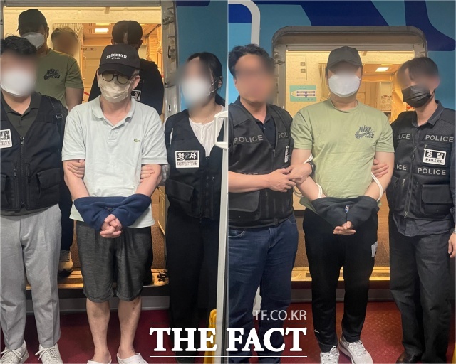 경찰청은 27일 오전 인천국제공항을 통해 시중은행에서 11억원을 상당을 횡령한 A(57) 씨와 160억원 규모의 온라인 도박사이트를 운영한 B(41) 씨 등 도피사범 2명을 동시에 강제송환 했다고 밝혔다. 사진은 오른쪽이 A 씨, 왼쪽이 B 씨의 강제송환 모습./경찰청 제공