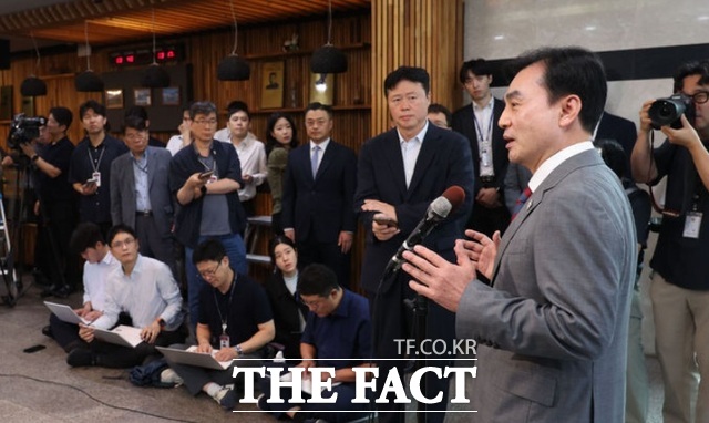 안 후보자는 9·19합의에 대해 원점에서 재검토해야 한다고 말했다. 안 후보자가 출근길 취재진과 질의응답을 하고 있다. /뉴시스