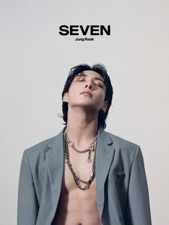 정국은 입대 전 23년 7월 첫 솔로 싱글 Seven(feat. 라토), 9월 싱글 3D(Feat. 잭 할로우), 11월 첫 솔로 앨범 GOLDEN(골든)을 연이어 내놨다. Seven은 핫 100 1위를 기록했고 스포티파이 역대 최단 기간 1억, 10억 스트리밍 기록을 세웠다. /빅히트 뮤직