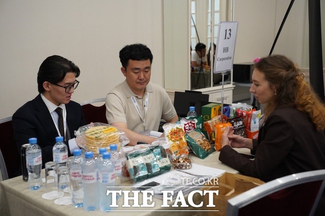 aT가 모스크바 한국식품 B2B 수출상담회에서 외국인 바이어와 상담하고 있다. /aT