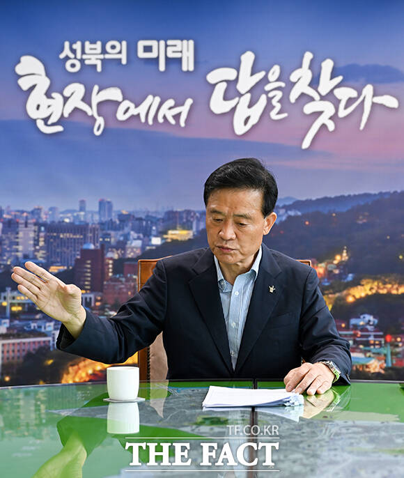 이승로 성북구청장이 25일 오후 서울 성북구청 집무실에서 <더팩트>와 인터뷰 하고 있다./장윤석 기자