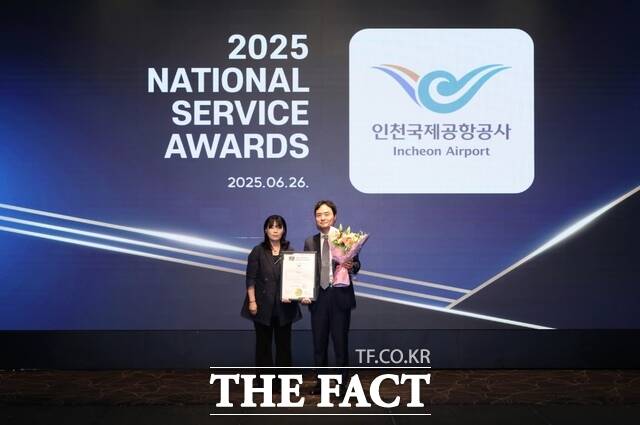 이상용 인천국제공항공사 신사업본부장(오른쪽)이 공항 환승 서비스 부문 대상을 수상한 후 기념촬영을 하고 있다. /인천공항공사