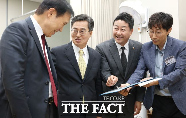 김진경 경기도의회 의장과 김동연 경기도지사, 임태희 경기도 교육감이 27일 도의회 청사 청소원 휴게실 개선을 위해 현장을 둘러보고 있다./경기도의회