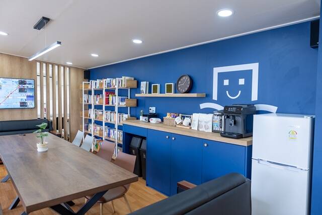 롯데그룹은 지난해 11월 계룡대 공군본부에서 공군과 업무협약을 체결해 컨테이너형 독서카페 청춘책방 지원에 나서고 있다. /롯데그룹