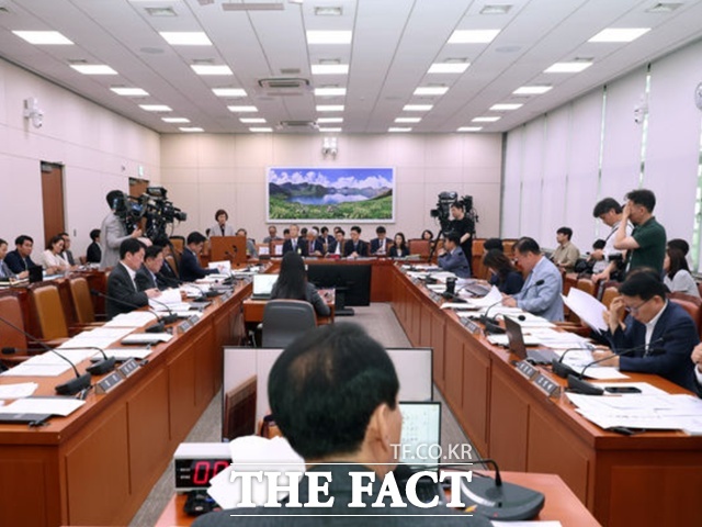 더불어민주당과 국민의힘은 27일 국회 외교통일위원회 전체회의에서 이재명 대통령의 북대서양조약기구(NATO·나토) 정상회의 불참을 두고 공방을 벌였다. /뉴시스