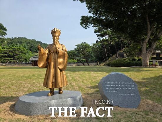 경기 남양주시가 27일 남양주시 조안면에 소재한 정약용 유적지에 설치한 다산 정약용 선생 동상의 모습./남양주