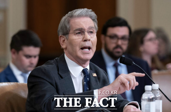 스콧 베선트 미국 재무장관이 지난 11일(현지 시간) 미 하원 세입위원회 청문회에서 질의에 답변하고 있다. /워싱턴=AP/뉴시스