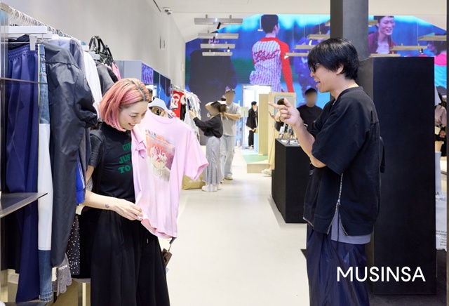 무신사 엠프티가 올해 상반기 오프라인 판매액에서 외국인 고객 비중이 절반을 넘었다고 밝혔다. /무신사