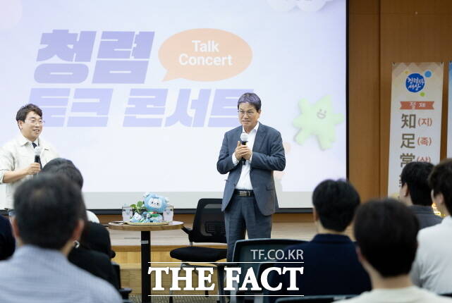 김돈곤 청양군수가 26일 군청 대회의실에서 열린 군수와 함께하는 청렴 소통의 장에서 대화를 하고 있다. /청양군