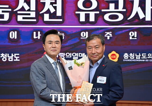 충남도청 대회의실에서 26일 열린 희망 2025 나눔 캠페인 시상식에서 우수상을 받은 김동선 태안군 복지증진과장이 군을 대표해 김태흠 충남도지사로부터 상패와 특별배분금 축하 꽃다발을 받고 기념촬영을 하고 있다. /태안군.