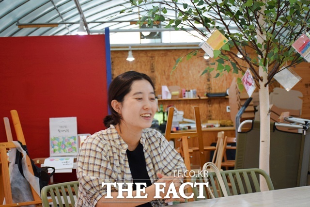 경북 의성군에서 농산물 직거래 업체 빅토리팜을 운영하는 손다은 씨는 귀농 9년 차다. 도시 여자 손 씨에게 농촌 체험과 귀농은 하늘과 땅 차이였다. 손 씨는 8년을 버티고 버텨 지금은 웃을 수 있게 됐다. 지난달 23일 <더팩트>와 인터뷰하며 웃는 손 씨. /의성=이철영 기자