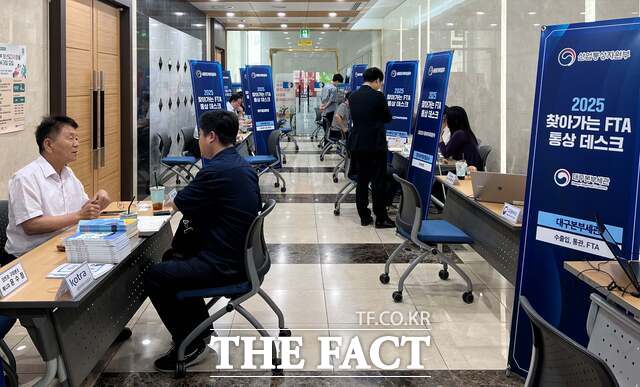 구미상공회의소 1층 로비에서 주요 기업지원기관 관계자들이 참여해 수출입 통관, FTA 활용, 지식재산권, 무역보험, 융자·보증 등 실무 중심의 1대 1 전문 상담 서비스를 제공하고 있다. /구미상공회의소