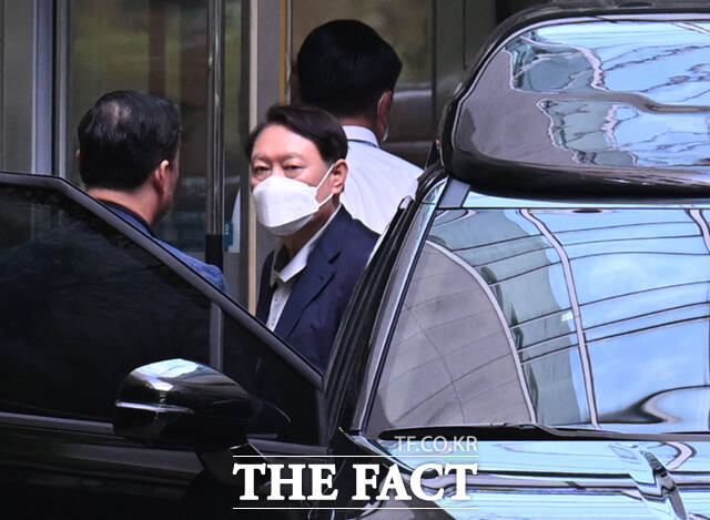 내란 사태를 수사하는 조은석 특검이 핵심 피의자 윤석열에게 28일 조사를 통보했다. 특검 출범을 앞두고 우울증을 이유로 입원한 윤석열 전 대통령 부인 김건희 여사 27일 오후 서울 송파구 서울아산병원에서 퇴원하는 가운데, 마스크를 쓴 윤 전 대통령이 차량에 탑승하고 있다. 지난 16일 입원한 지 11일 만이다. /이새롬 기자