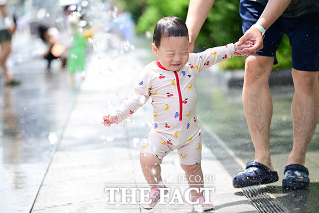 기상청에 따르면 이날부터 전국 대부분 지역에서 낮 기온이 30도 이상으로 오르겠다. 비가 내리는 지역에서는 일시적으로 기온이 내려가겠으나, 비가 그친 뒤에는 습도가 높은 상태에서 낮 동안 다시 기온이 올라 무덥겠다. /남윤호 기자