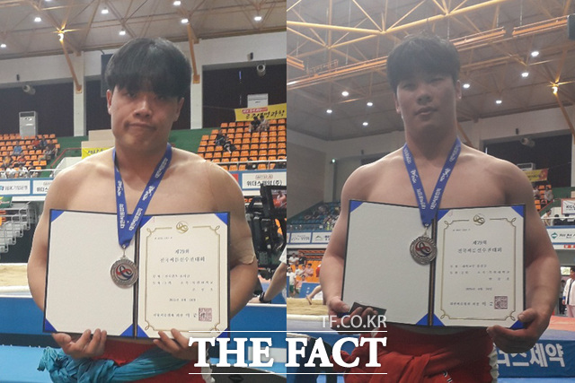 제79회 전국씨름선수권대회 대회장에서 은메달을 차지한 목원대 씨름부 조성오(왼쪽)와 반승훈이 각각 메달을 목에 걸고 기념촬영을 하고 있다. /목원대