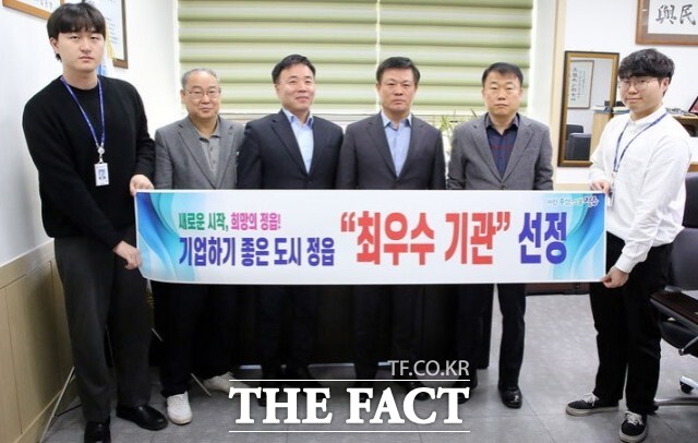 정읍시가 1기업 1담당제 매칭을 통해 기업의 애로사항을 발 빠르게 파악하고 91%를 해결하는 등 현장 중심의 지원 정책을 펼친 결과, 5년 연속 기업하기 좋은 도시 최우수 지자체로 선정되는 쾌거를 이뤘다. / 정읍시