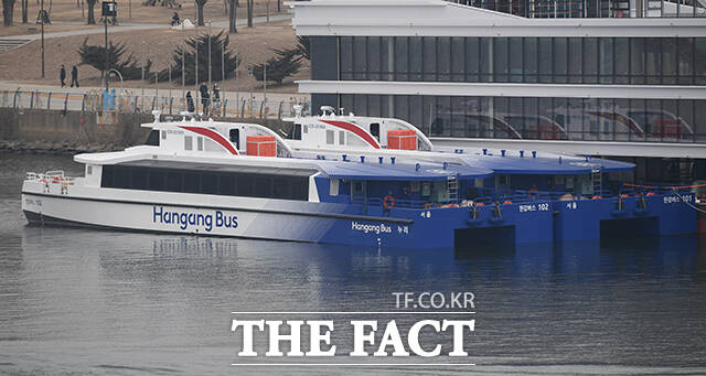 수상 대중교통 한강버스가 2월 28일 오전 서울 여의도 한강 선착장에 정박해 있다. /장윤석 기자