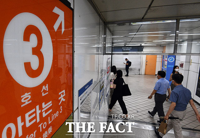 울 지하철 2호선과 3호선 교대역 외부에서 가스배관이 파손되는 사고가 발생해 현재 해당 역을 열차가 무정차로 통과하고 있다. /더팩트 DB