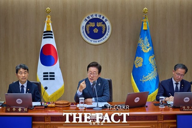 이재명 대통령이 24일 용산 대통령실에서 주재한 제27회 국무회의에서 발언하는 모습. 이 대통령은 고심 끝에 북대서양조약기구(NATO) 정상회의 불참을 결정했다. /대통령실