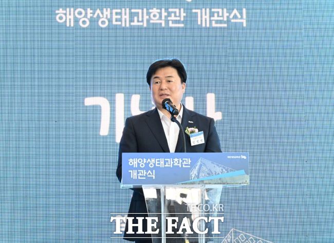 임병택 시흥시장이 해양생태과학관 개관식에서 기념사를 하고 있다./시흥시