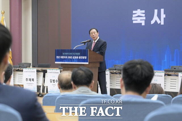 최민호 시장이 27일 여의도 국회의원회관에서 열린 민선 지방자치 30주년 기념 국회토론회에 시도지사협의회 대표자격으로 참석 축사를 하고 있다. /세종시